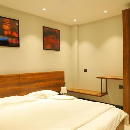 Apt# One-Four-Two - With Lift - High Speed Wifi - Smart Tv New Delhi Exterior photo