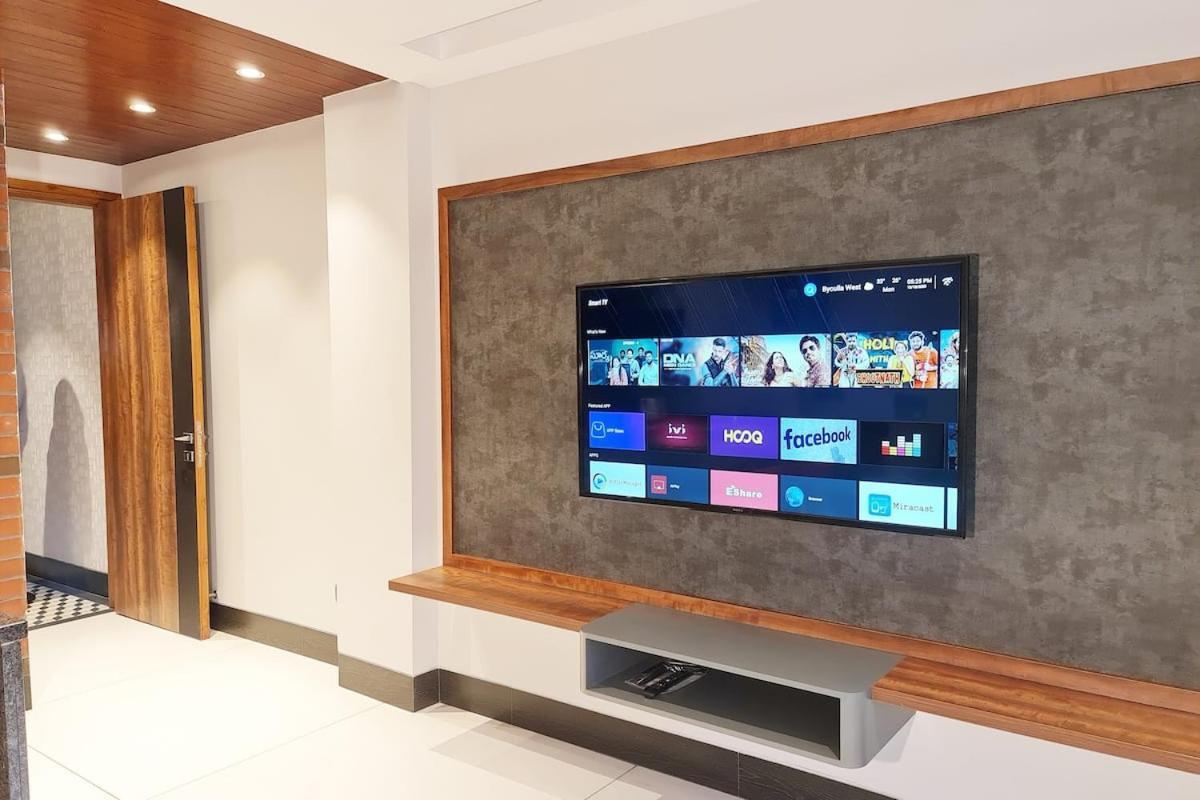 Apt# One-Four-Two - With Lift - High Speed Wifi - Smart Tv New Delhi Exterior photo