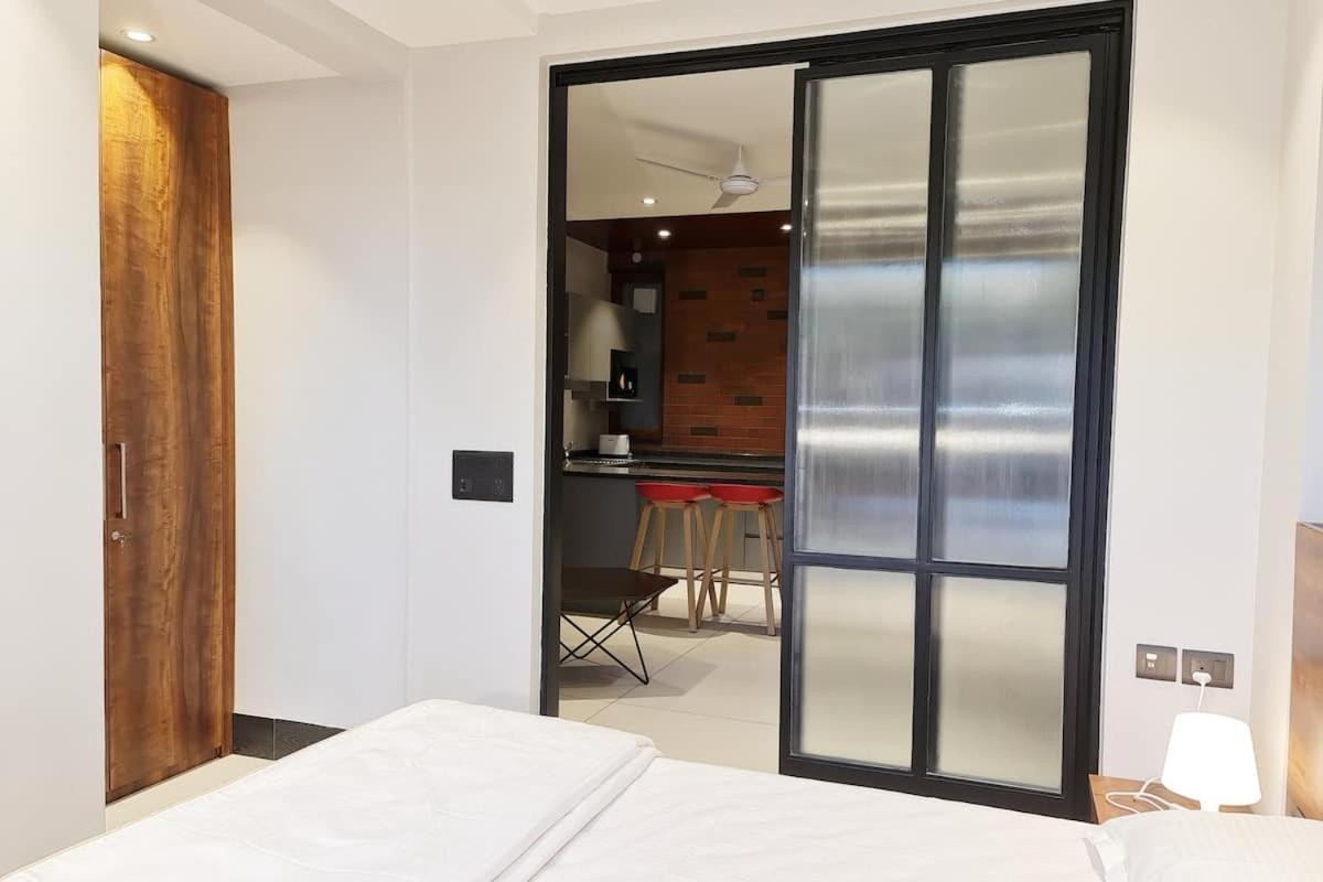 Apt# One-Four-Two - With Lift - High Speed Wifi - Smart Tv New Delhi Exterior photo