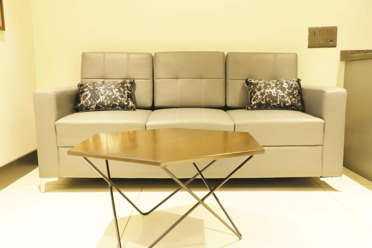 Apt# One-Four-Two - With Lift - High Speed Wifi - Smart Tv New Delhi Exterior photo