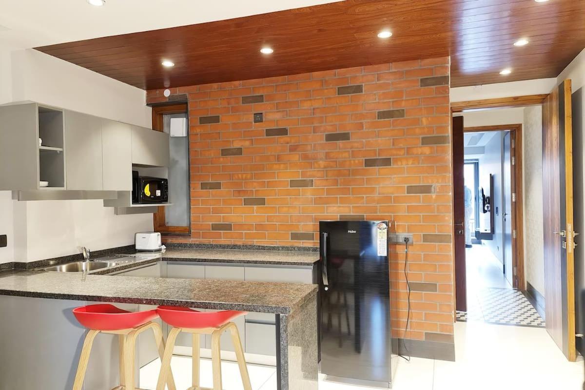 Apt# One-Four-Two - With Lift - High Speed Wifi - Smart Tv New Delhi Exterior photo
