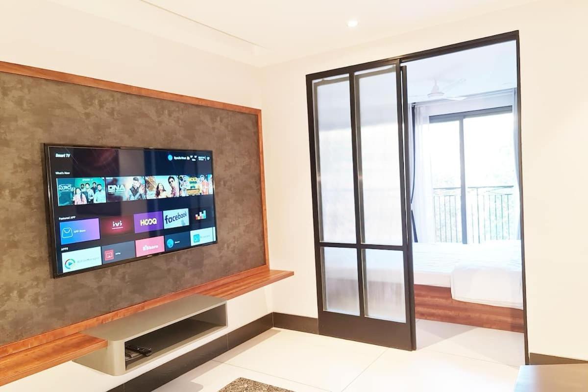 Apt# One-Four-Two - With Lift - High Speed Wifi - Smart Tv New Delhi Exterior photo