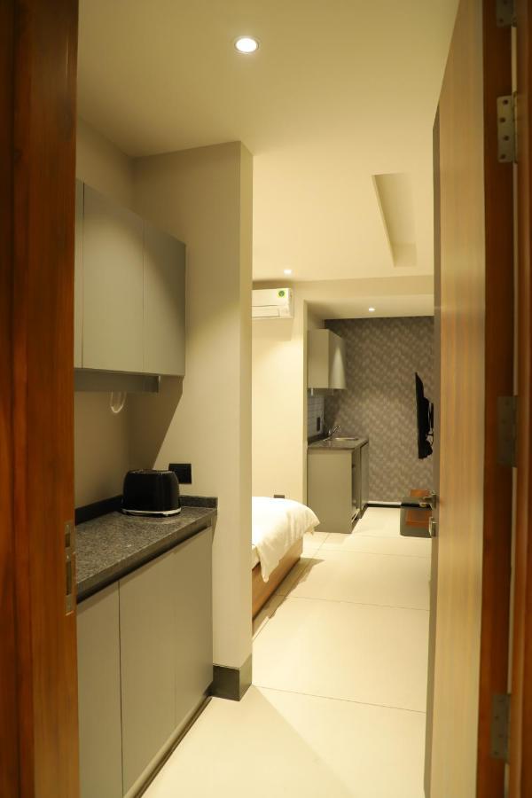Apt# One-Four-Two - With Lift - High Speed Wifi - Smart Tv New Delhi Exterior photo