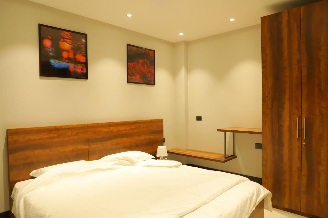 Apt# One-Four-Two - With Lift - High Speed Wifi - Smart Tv New Delhi Exterior photo