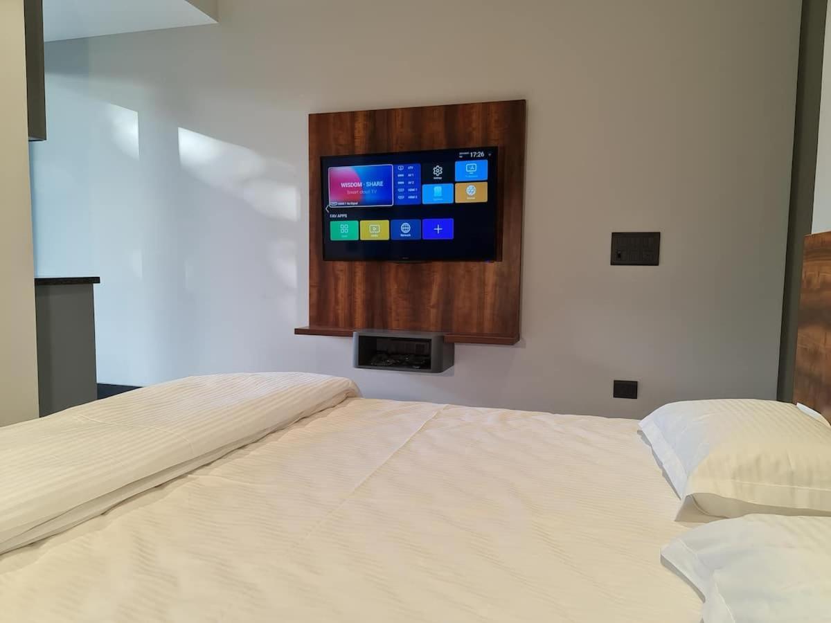Apt# One-Four-Two - With Lift - High Speed Wifi - Smart Tv New Delhi Exterior photo