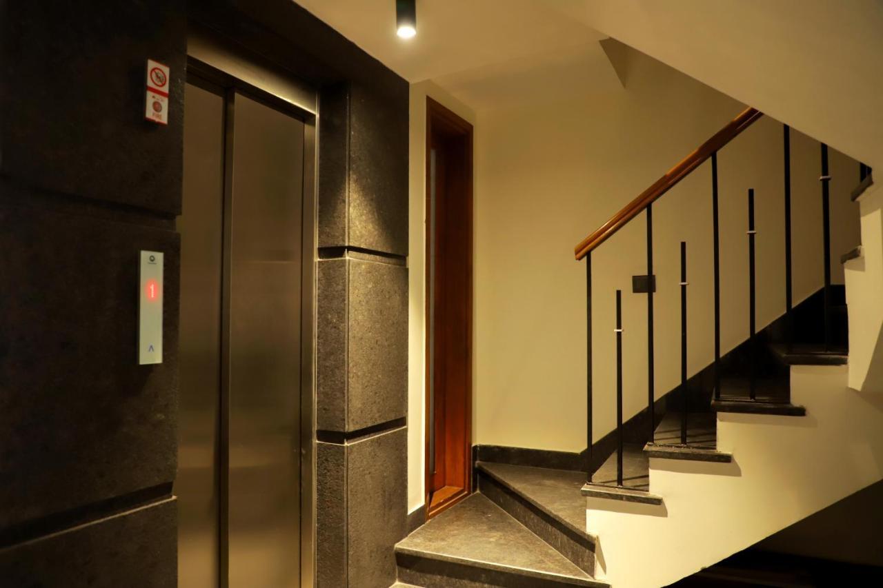 Apt# One-Four-Two - With Lift - High Speed Wifi - Smart Tv New Delhi Exterior photo