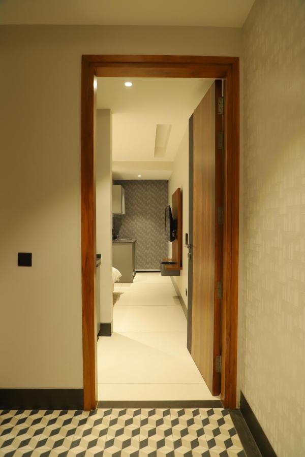 Apt# One-Four-Two - With Lift - High Speed Wifi - Smart Tv New Delhi Exterior photo