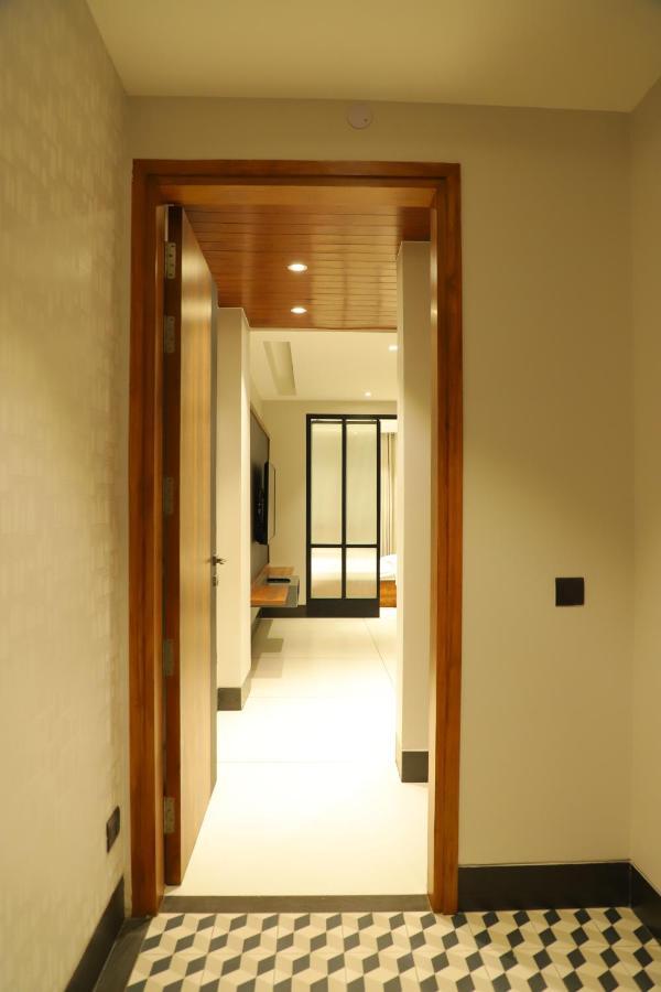 Apt# One-Four-Two - With Lift - High Speed Wifi - Smart Tv New Delhi Exterior photo